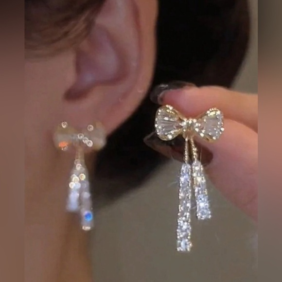 Elegant Gold Bowknot and RhinestoneTassel Earrings - Picture 1 of 5